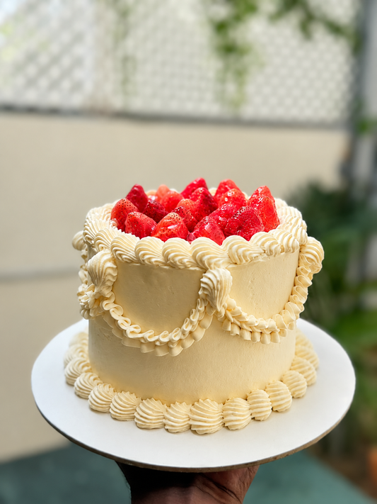 Vintage Strawberry Crown Cake 🍓